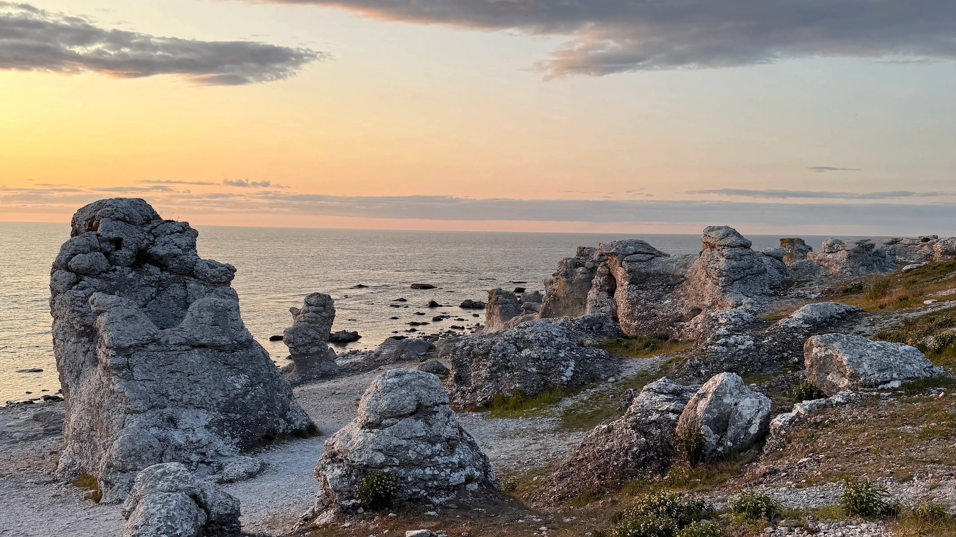 Solnedgång över raukar vid Gotlands norra kust på Fårö