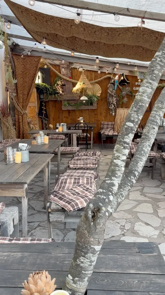 På restaurang Bruna Dörren i Ljugarn får du god mat, musikquiz och riktig gotländsk atmosfär