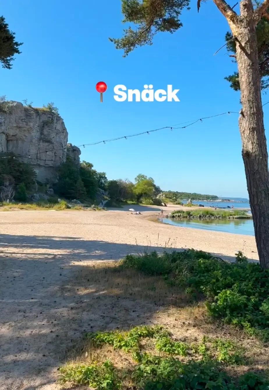 Vacker strand full av aktiviteter i närheten av Visby